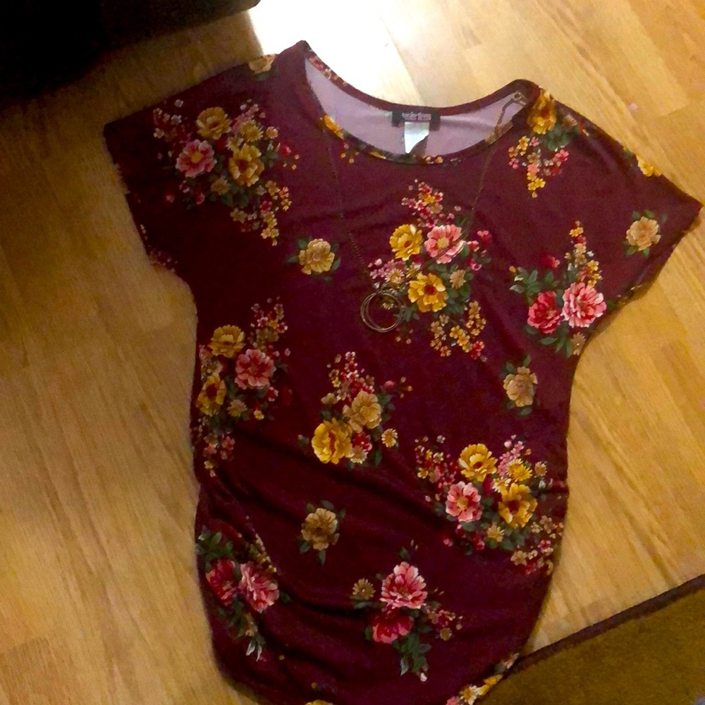 *** MOVING SALE!!! *** Junior small bunched siding floral burgundy blouse